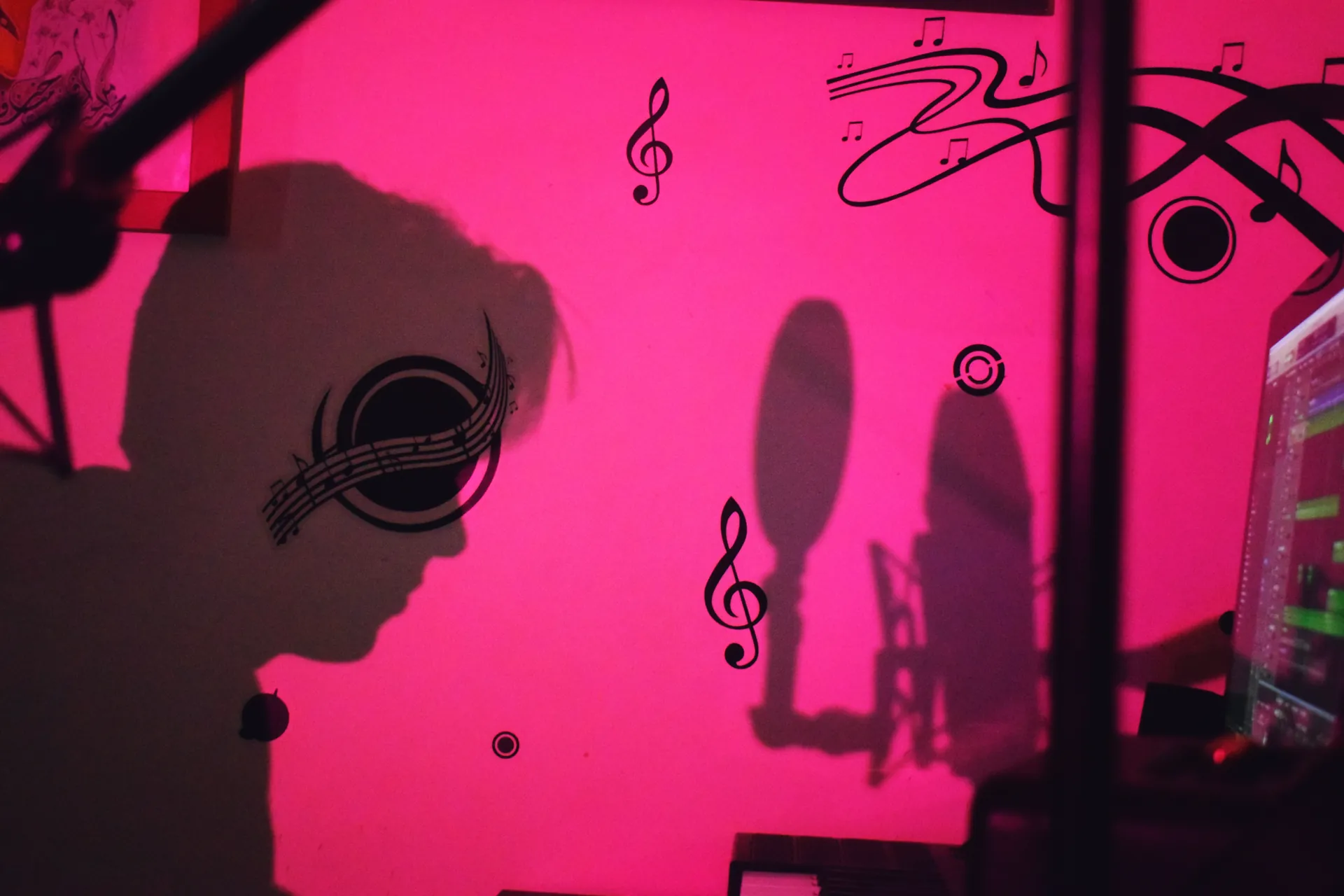 Silhouette et micro en ombres chinoises sur le mur du studio